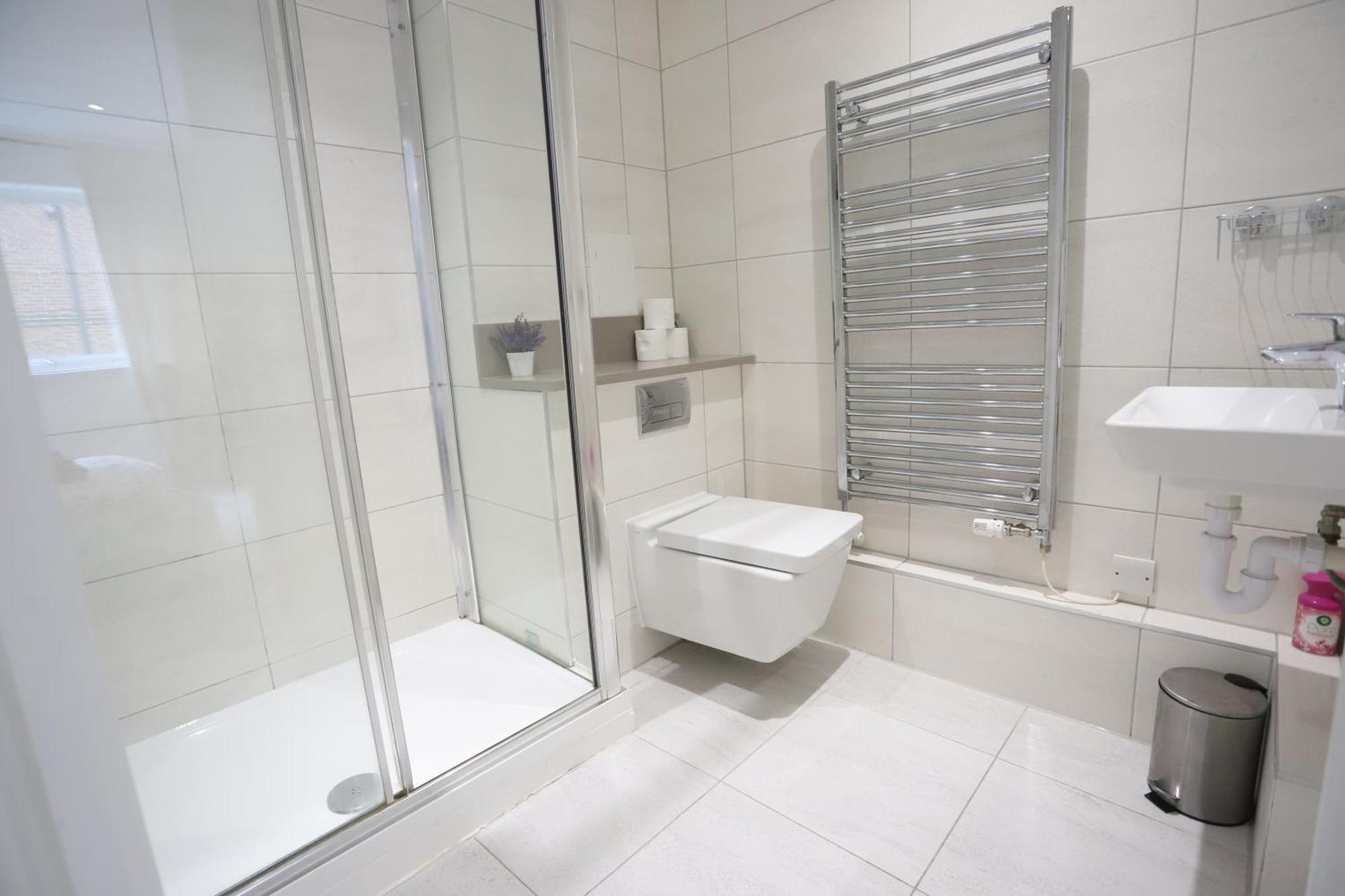 Spacious 3-Story Retreat With Rooftop Terrace And Modern Amenities London Exterior photo